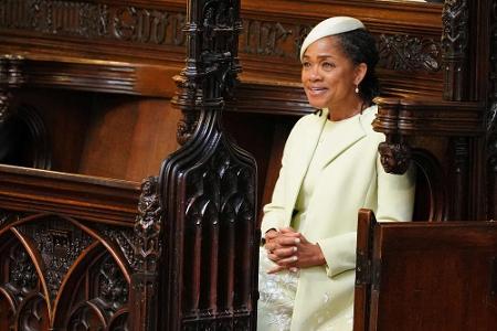 Allerdings gab es rund um die Hochzeit auch schon den ersten Skandal: Aus Meghans Familie kam nur ihre Mutter Doria Ragland....