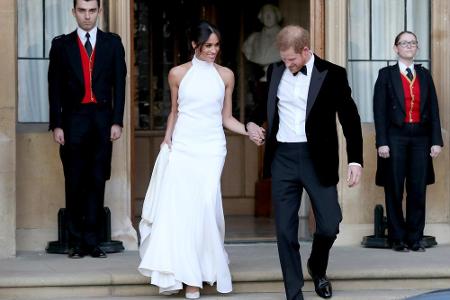 Am Ende brachte Prinz Charles, der Vater des Bräutigams, Meghan zum Altar. Am Abend feierte das Brautpaar ausgelassen weiter.