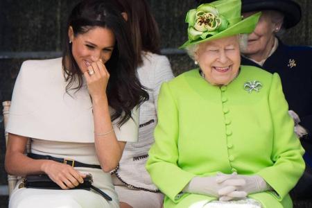 Im Juni war Meghan dann allein mit der Queen bei einem offiziellen Termin. Die beiden Damen hatten sichtlich Spaß!