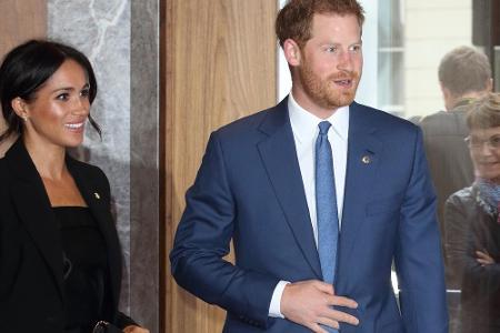 Im November folgte ein weiterer Paukenschlag: Der Palast bestätigte, dass Meghan und Harry den Kensington Palast verlassen u...