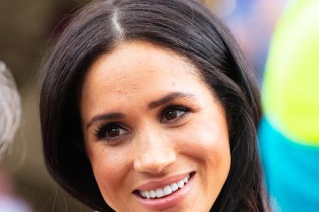 Zudem sorgte Meghans Familie für eine Menge Negativ-Schlagzeilen: Ihr Vater behauptete in mehreren Interviews, Meghan habe d...