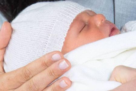 Zwei Tage später verkündeten Meghan und Harry nach dem ersten Auftritt mit Baby: Ihr Sohn trägt den Namen Archie Harrison Mo...