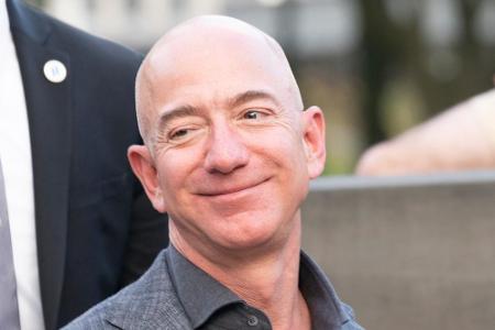 Auch Amazon-Boss Jeff Bezos hilft in der Krise. Er gibt 100 Millionen Dollar an die Organisation 