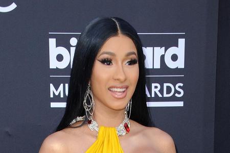 Nicht nur finanzielle Unterstützung gibt es von den Stars: Cardi B spendete 20.000 Flaschen von OWYN, ein pflanzliches Nahru...