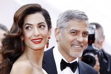 Schauspieler George Clooney und seine Frau Amal stellen eine Million Dollar für sechs verschiedene Organisationen bereit. Da...