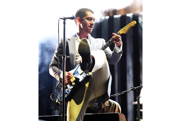 Auch von den Arctic Monkeys gibt es eine Jacke zu gewinnen: Die Berghaus-Jacke von Frontmann Alex Turner, die dieser bei dem...