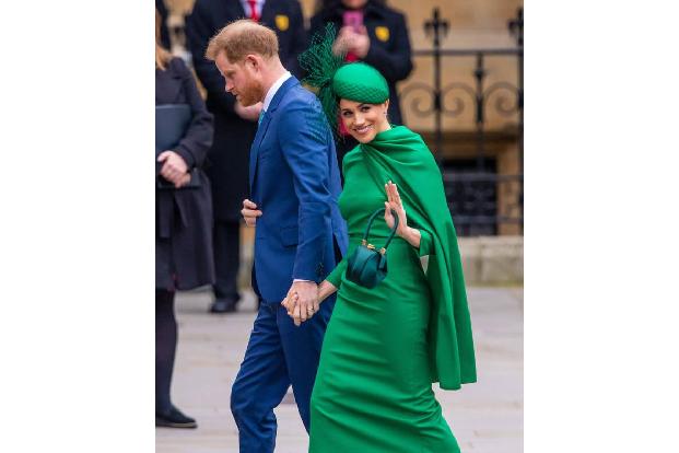 Herzogin Meghan hingegen strahlte in die Runde und zog in ihrem grünen Cape-Kleid von Emilia Wickstead die Blicke der Fotogr...