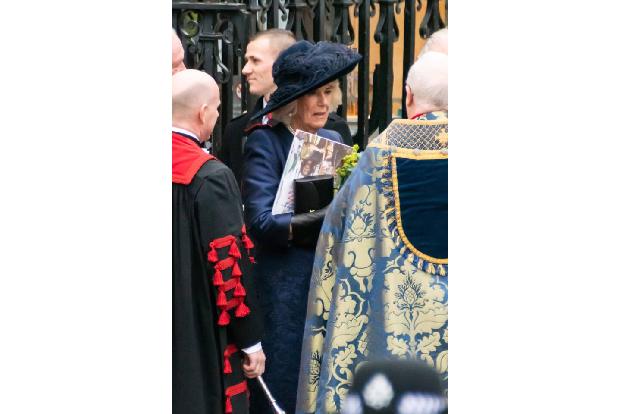 Camilla trug einen eleganten Mantel von Designer Bruce Oldfield über einem blauen Spitzenkleid mit passendem Hut - viele Roy...
