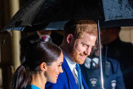 …Meghan hakte sich einfach bei ihrem Harry unter, als der sie mit einem Regenschirm vor dem Nass von oben beschützte.