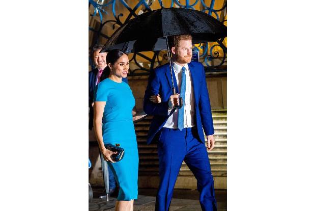 Im Blitzlichtgewitter konnte man ihr himmelblaues Kleid von Designerin Victoria Beckham bewundern.