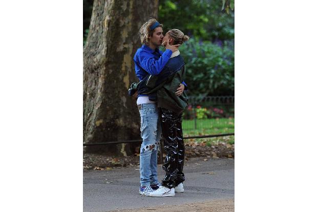 Justin Bieber und seine Frau Hailey posieren fast nie gemeinsam vor den Kameras der Fotografen. Doch ab und an hat ein Papar...