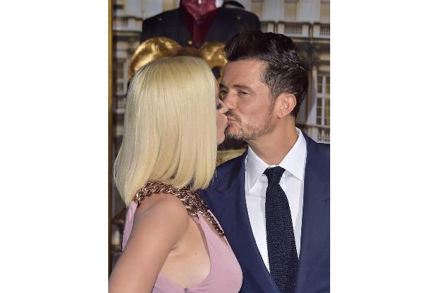 Nicht ganz so innig aber dennoch romantisch war der Kuss zwischen Hollywoodstar Orlando Bloom und seiner Frau in Spe, der Sä...