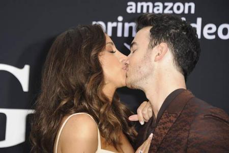 Ohhhh - das ist doch mal ein zärtlicher Kuss, den Sänger Kevin Jonas und seine Frau Danielle tauschen. Die beiden sind schon...