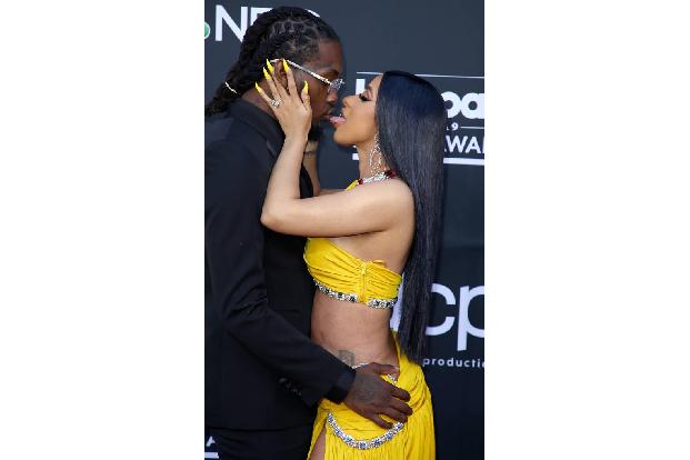 Heiß ging's wie üblich bei Rapperin Cardi B her, die bei den Billboard Awards ihren Liebsten Offset abschleckte.