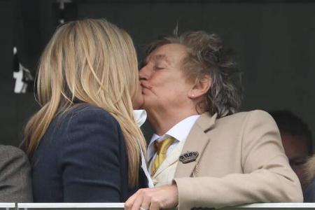 Auch Rockstar Rod Stewart und Ehefrau Penny Lancaster haben nichts dagegen, ihre Liebe in aller Öffentlichkeit zur Schau zu ...