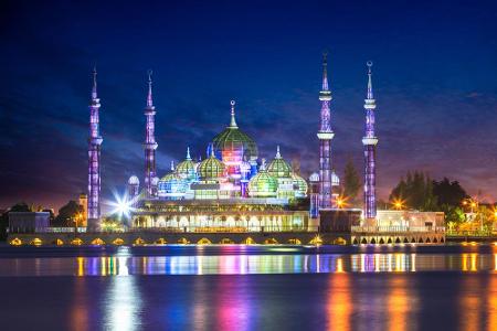 Die Kristallmoschee in Kuala Terengganu, Malaysia wurde erst im Jahr 2008 eröffnet und erstrahlt im wahrsten Sinne des Worte...