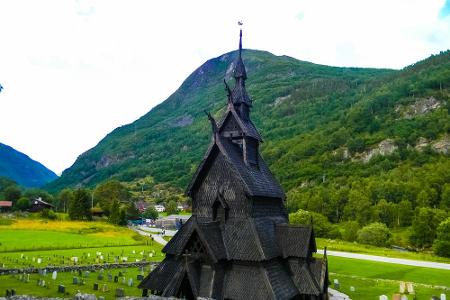 Ganz ohne Prunk oder Protz, stattdessen ganz bescheiden in Schwarz kommt die Stabkirche Borgund in Norwegen daher. Sie gehör...