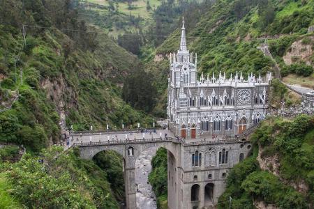 Santuario de Nuestra Señora de las Lajas liegt im südlichen Kolumbien und ist seit dem 18. Jahrhundert ein beliebtes Ausflug...