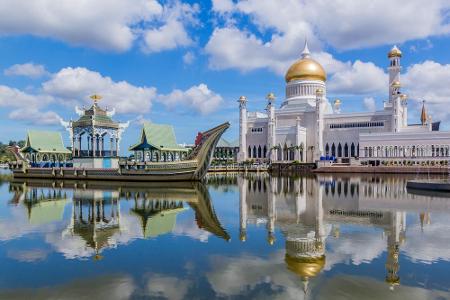 Auch sehr beeindruckend ist die Mosche Sultan Omar Ali Saifuddin in der Hauptstadt von Brunei. Die Baukosten beliefen sich s...