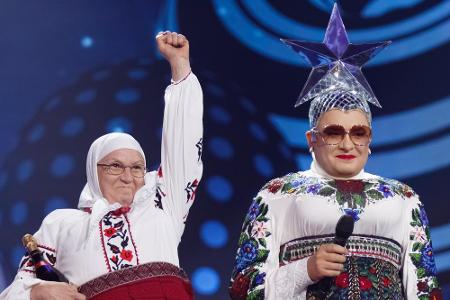 ...die ältere Dame Verka Serduchka, die 2007 mit einem riesigen Weihnachtsstern auf dem Kopf die Fans begrüßte. Der ukrainis...