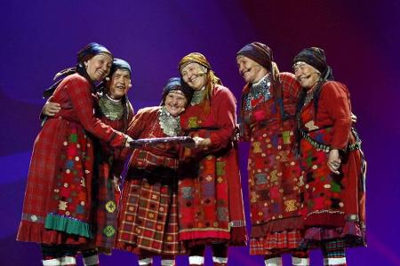 ...waren die Omas von Buranowskije Babuschki aus Russland, die mit ihren bunten Schürzen und Kopftüchern den etwas schrägen ...