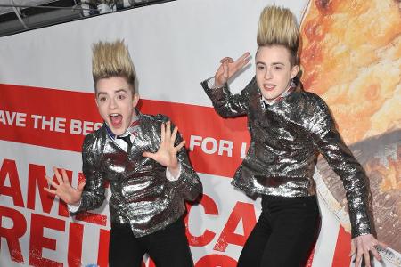 ...aber auch die beiden ausgeflippten Zwillinge von Jedward ins Rennen. Die energiegeladenen Haarwunder hüpften sich durch d...