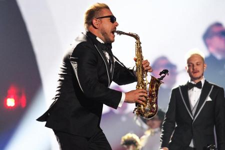 ...nämlich ein unfreiwilliger Internetstar mit dabei. Ja genau, der mit dem Saxofon. Der sogenannte Epic Sax Guy (34) spielt...