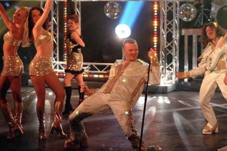 ...den großen Entertainer Stefan Raab (52). Im schrillen Disco-Outfit sang er den Blödel-Hit 