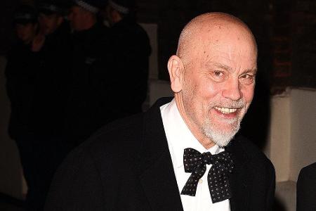 2013 bewahrte John Malkovich in Toronto einen Mann vor dem Verbluten. Dieser war so unglücklich gestürzt, dass er sich an ei...