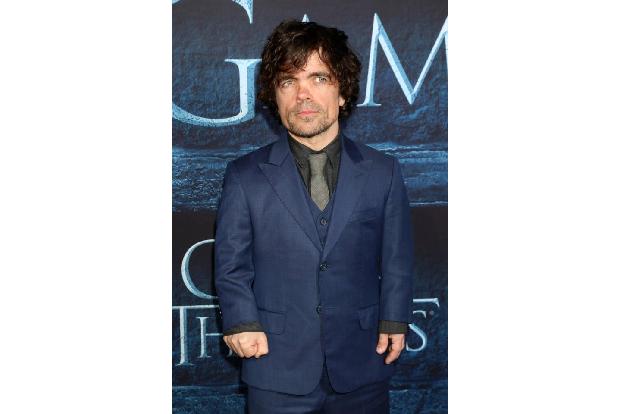 ...ändert sich bei Peter Dinklage da nicht viel. Die Haare ein wenig dunkler, der Bart ein wenig kürzer und die Anzüge viell...