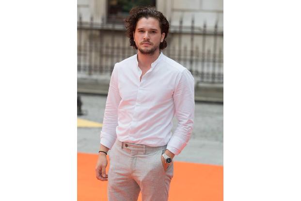 ...Kit Harington zu einem wahren Frauenschwarm - aber wen wundert's bei diesem gut aussehenden Mann! Der kann auch ohne dick...