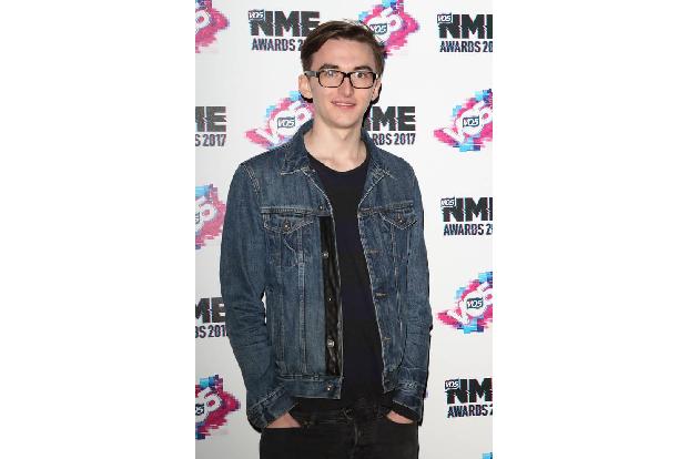 ...privat braucht Isaac Hempstead Wright, um überhaupt was zu sehen, eine Brille. Und die steht dem 18-Jährigen auch. Aber m...