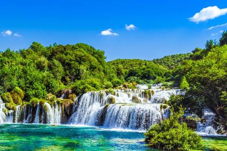 860 Pflanzenarten und 220 Tierarten leben im Krka Nationalpark. Das Highlight des Parks in Dalmatien ist der Wasserfall 