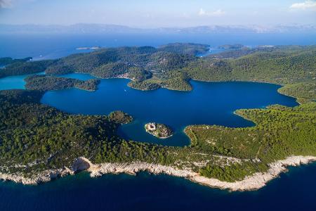 Im Süden Dalmatiens liegt Mljet. Der Westteil der Insel bildet den Nationalpark Mljet. Fast 90 Prozent der Oberfläche ist be...