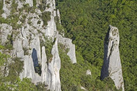 Unweit von Rijeka liegend, zieht der Naturpark Ucka Wanderer und Kletterer an. Vom höchsten Gipfel Vojak (1401 Meter) gibt e...