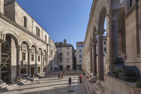 Die Innenstadt von Split ist hervorgegangen aus dem Diokletianpalast. Diokletian war von 284 bis 305 n. Chr. römischer Kaise...