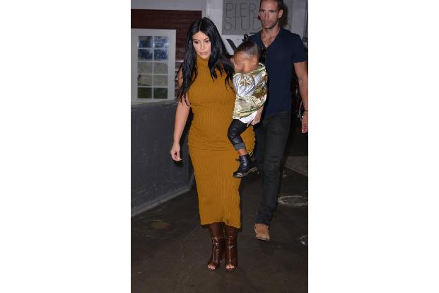Kim Kardashian hatte bereits zwei Kinder selbst zur Welt gebracht, als ihr Ärzte dringend von weiteren Schwangerschaften abr...