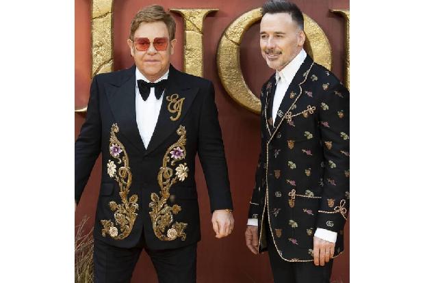 Mit Ehemann David Furnish kam die umtriebige Pop-Ikone Elton John endlich zur Ruhe – und wünschte sich Kinder. Durch eine Le...