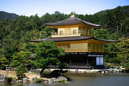 Der buddhistische Tempel Kinkaku-ji in Japan ist auch von der Krise betroffen. Der Pavillon ist mit Blattgold ummantelt und ...