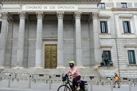 In Madrid das gleiche Bild: die Straßen sind leer. Nur vereinzelt sind Menschen auf den Straßen - samt Atemmaske.