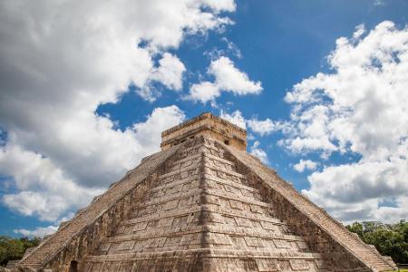 Chichén Itzá ist eine Ruinenstätte auf der Halbinsel Yucatan in Mexiko. Die Mayas haben die Stadt ca. 440 n. Christus gegrün...