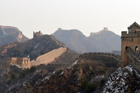 Mit einer Länge von 6.700 Kilometern ist die Chinesische Mauer das größte jemals von Menschen errichtete Bauwerk. Die Geschi...