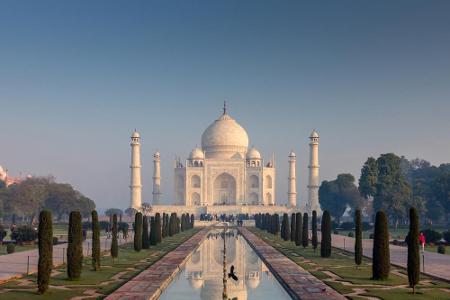 Das Taj Mahal in Indien ist ein riesengroßes Mausoleum. Großmogul Shah Jahan lies es 1631 für seine geliebte Frau erbauen. 2...