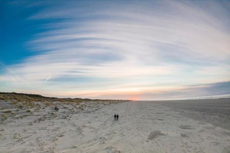 Kilometerlange Naturstrände laden Sonnenanbeter auf Langeoog zum Verweilen ein. Wasserliebhaber dürfen sich am Surfen oder S...