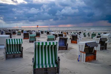 Das Wahrzeichen der Insel Wangerooge ist der 56 Meter hohe Westturm. Die meisten Inselgäste zieht es zum Strand an der Nords...