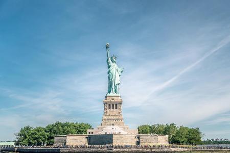 Platz acht: die Freiheitsstatue. Sie steht auf Liberty Island im Hafen von New York und ist seit 1984 ein UNESCO-Weltkulture...