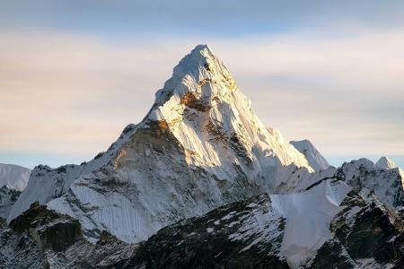 Der Mount Everest belegt Rang sieben. Der höchste Berg der Welt liegt im Himalaya und ist mit 8.848 Meter eine echte Herausf...