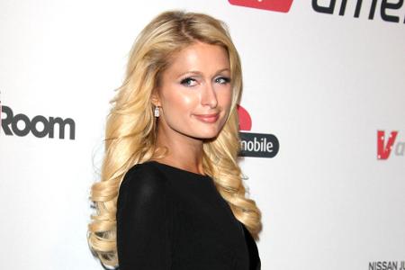 Hotel-Erbin Paris Hilton verlost im Gegenzug für Spenden die Chance, mit ihr die Premiere ihrer Dokumentation 