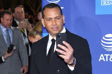 Ex-Baseballstar Alex Rodriguez lädt den Gewinner seiner Verlosung zum Mittagessen ein. Außerdem trennt sich der Verlobte von...