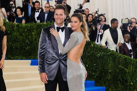 Football-Superstar Tom Brady forderte seine Frau Gisele Bündchen heraus, an der Challenge teilzunehmen. Er selbst verlost da...